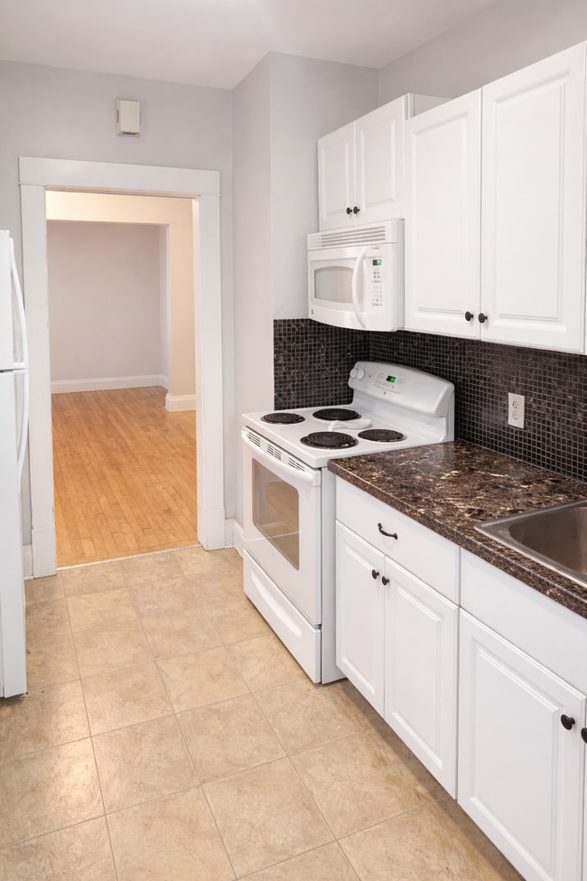 Photo - 810 University Ave SE