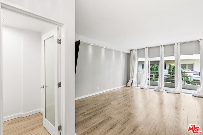 Building Photo - 1131 Alta Loma Rd Unit 306