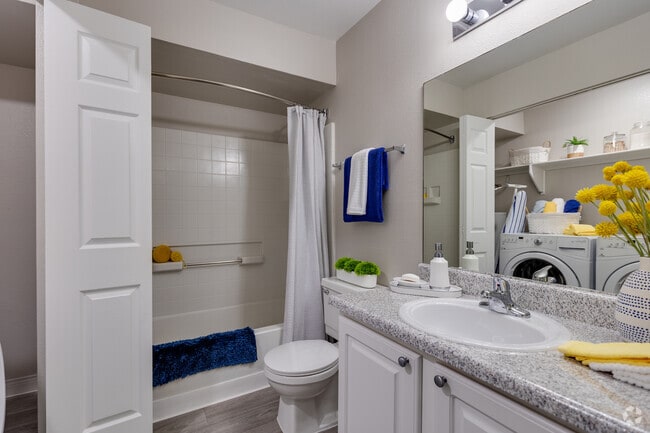 2 BR, 2 BA - 1,040 SF