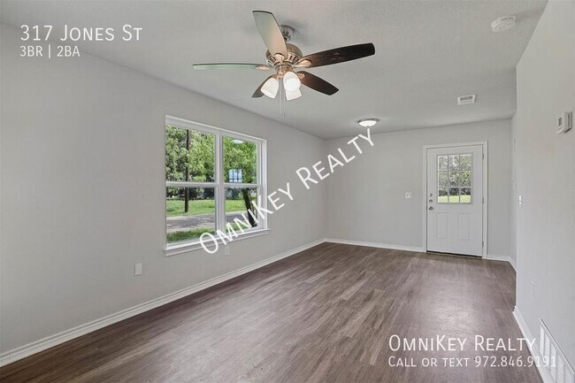 Photo - 317 Jones St