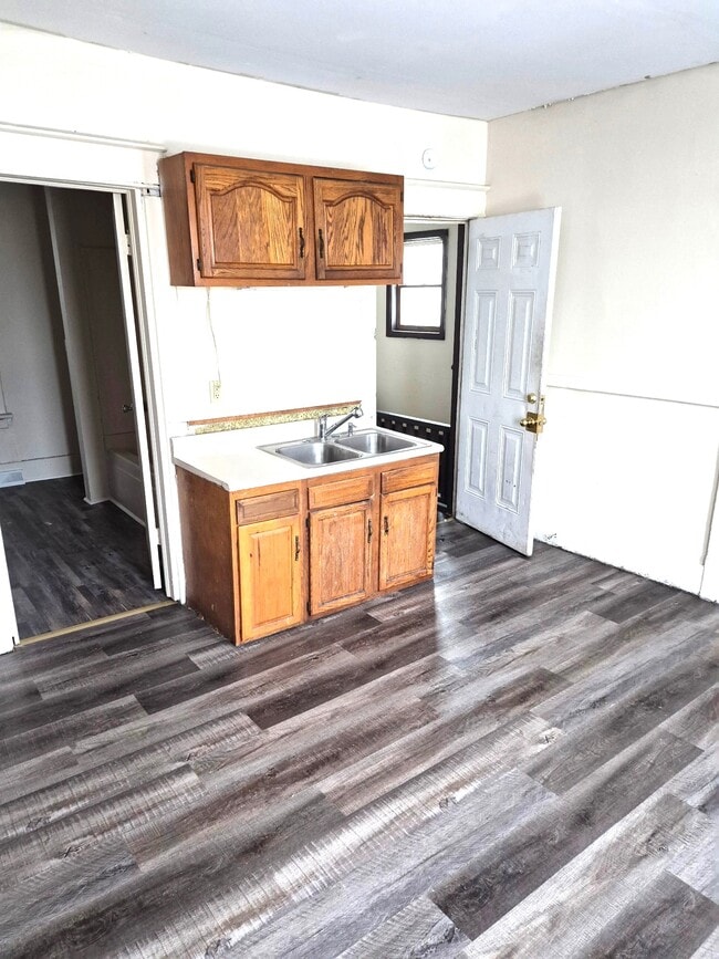 Building Photo - 601 E 12th St Unit 2