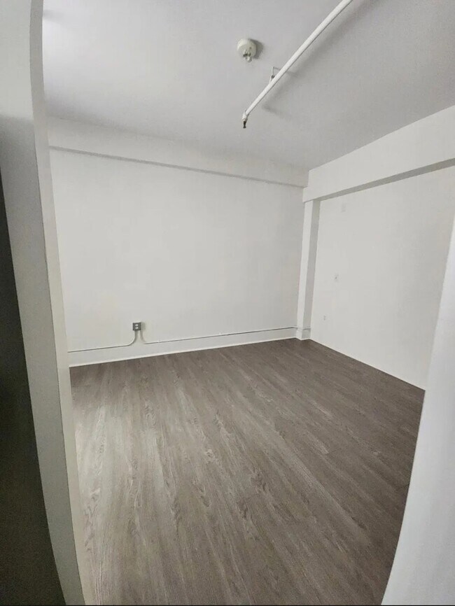 Photo - 1055 6th Ave