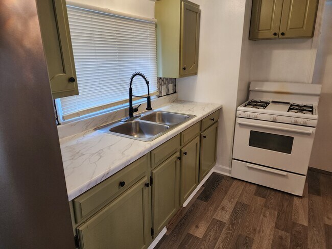 Photo - 1709 Adelaide St