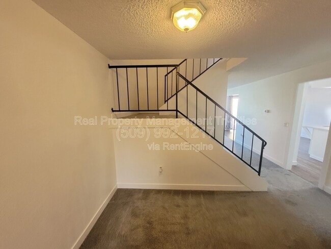 Photo - 444 Greenbrook Pl