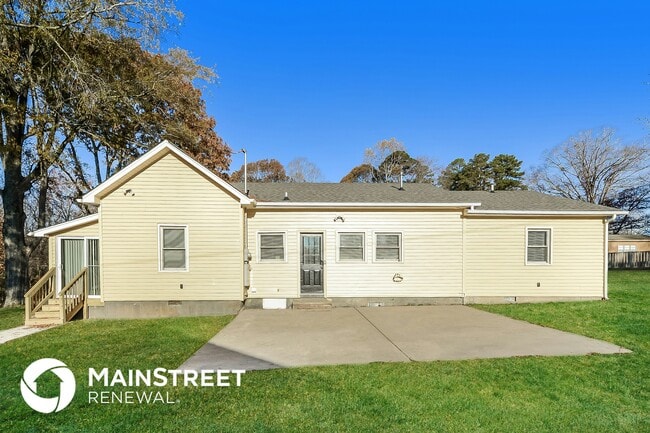 Building Photo - 320 W Steele St