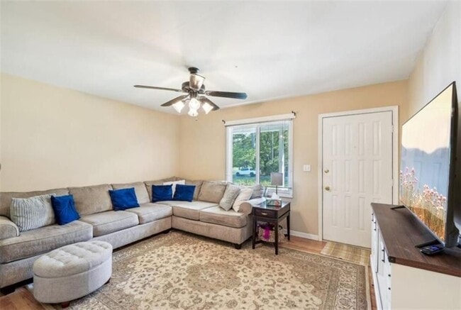 Photo - 886 Perimeter Rd