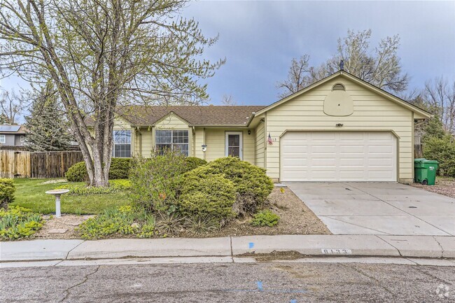 Building Photo - Spacious 5 Bedroom 2 Bath Single Family Home