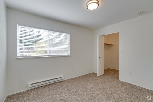 2BR, 1.5BA - 994SF - Primary Bedroom