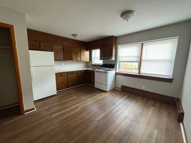 Building Photo - 185 Thompson St Unit 4