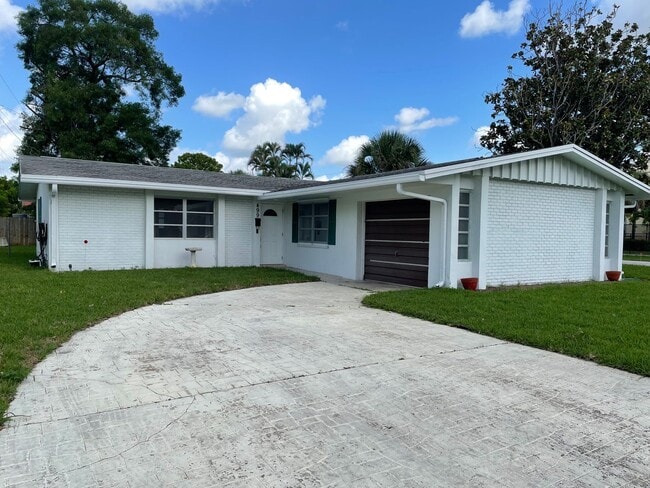 Building Photo - Easy Living in Palm Beach Gardens—Minutes ...