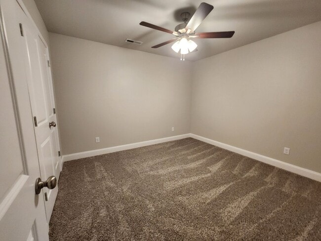 Photo - 5 Bedroom 2 Bathroom Home for Rent close t...
