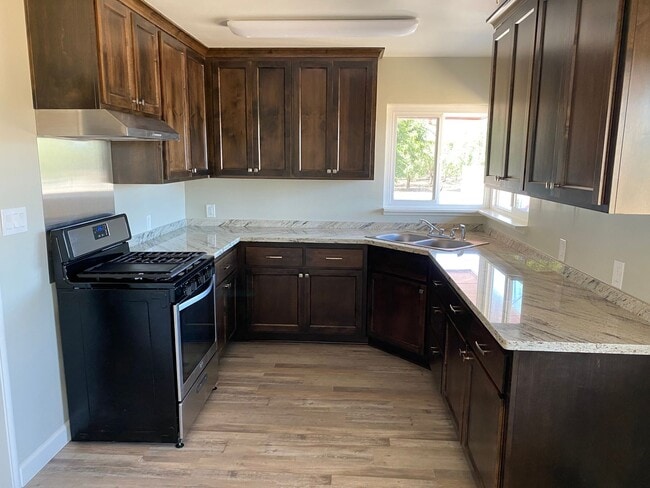 Building Photo - A Welcoming 3-Bedroom with Outdoor Room to Breathe