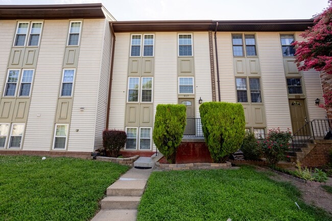 Building Photo - Charming 4-Bedroom Townhome in the Heart o...