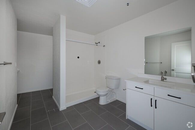 1BR, 1BA - 590SF - Bathroom - The Broadmoor