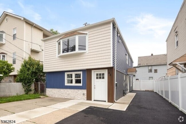 Building Photo - 44 Linden St Unit 2 Rental