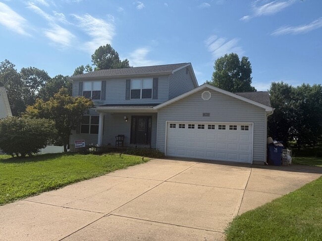 Building Photo - 4 bedroom 2.5 Bath 1.5 Story Home In Fox S...