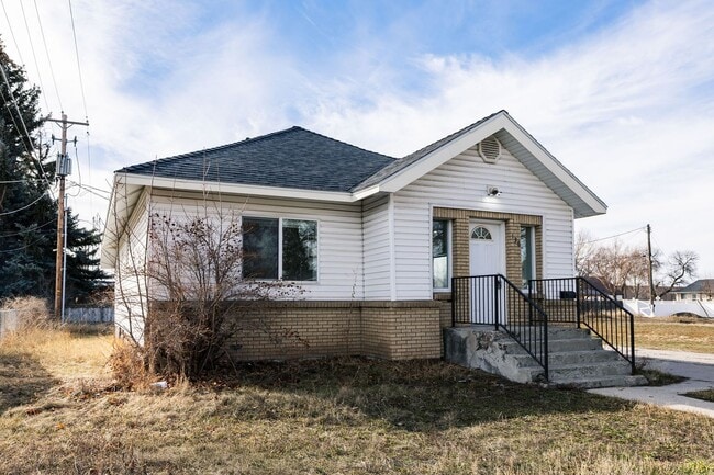 Building Photo - Newly Remodeled 3 Bed + Office, 1 Bath home in Rexburg