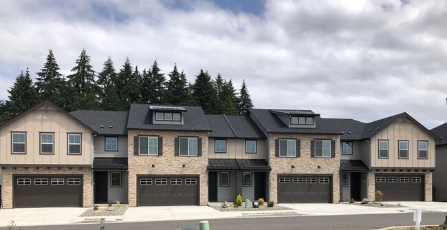 Building Photo - Like New Townhouse