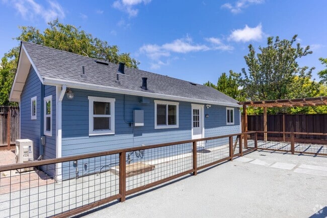 Building Photo - 616 Redwood Ave Rental