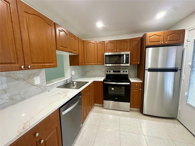 Building Photo - 301 NE 14th Ave Unit 205