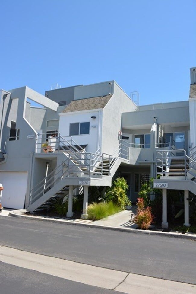 Building Photo - BEAUTIFUL "HILLCREST VILLAGE" CONDOMINIUM...