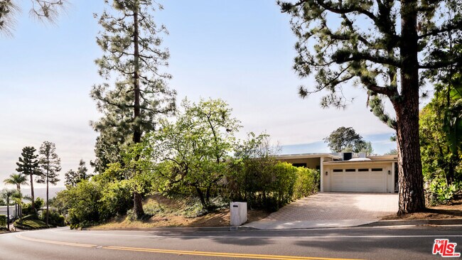 1845 Loma Vista Dr