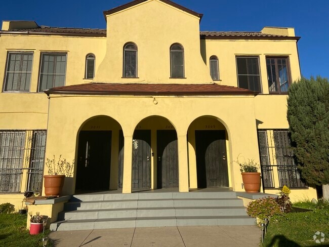 Building Photo - 3009 Kenwood Ave Unit 3009 Rental