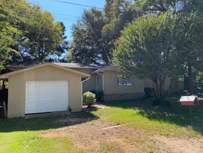 Building Photo - 16584 Lakeway Cir