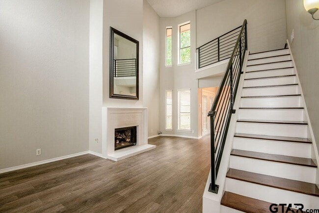 Photo - 5811 Hollytree Dr