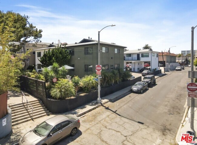 Building Photo - 119 Paloma Ave Unit D