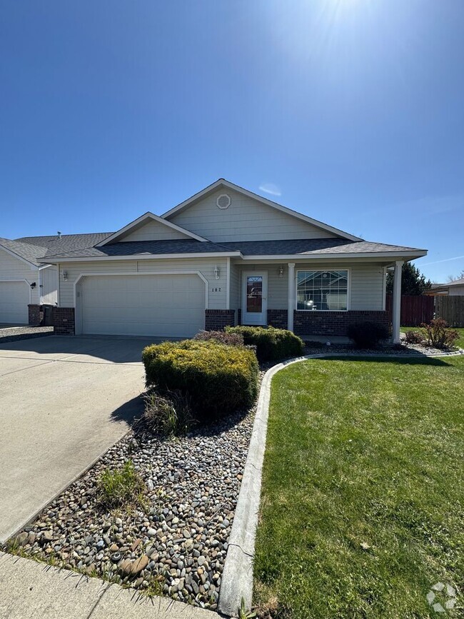 Building Photo - Charming 3-Bed, 2-Bath Home in a Cul-de-Sac