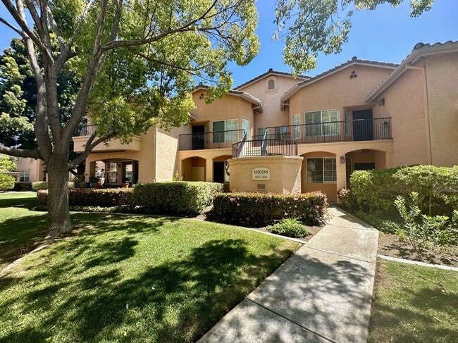 Building Photo - Spacious 2BD Condo with Pools, Gym & Tennis Courts!