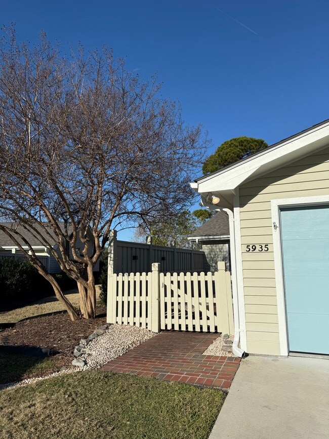 Photo - 5935 Inland Greens Dr