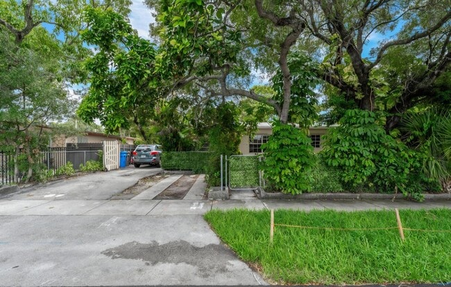 Building Photo - 3401 SW 48th Ave