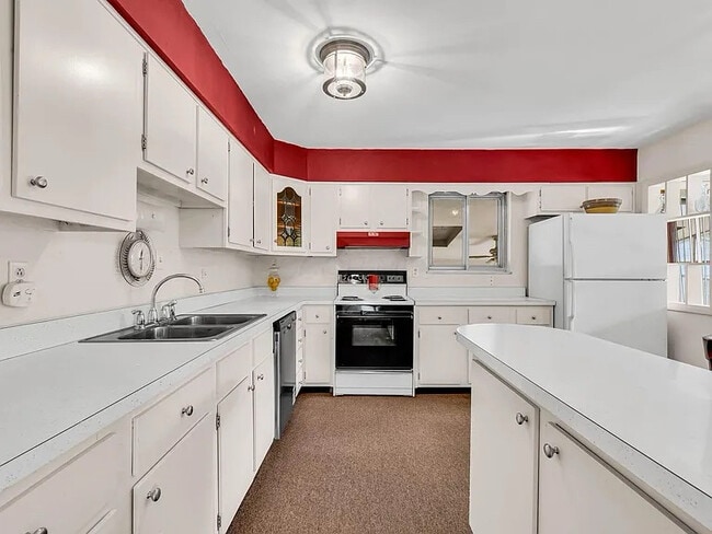 Photo - 300 Brookhaven Dr E