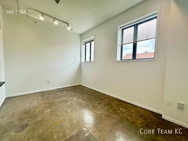 Building Photo - 320 W 7th St Unit 308