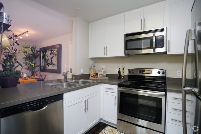 2BR, 2BA - 963SF