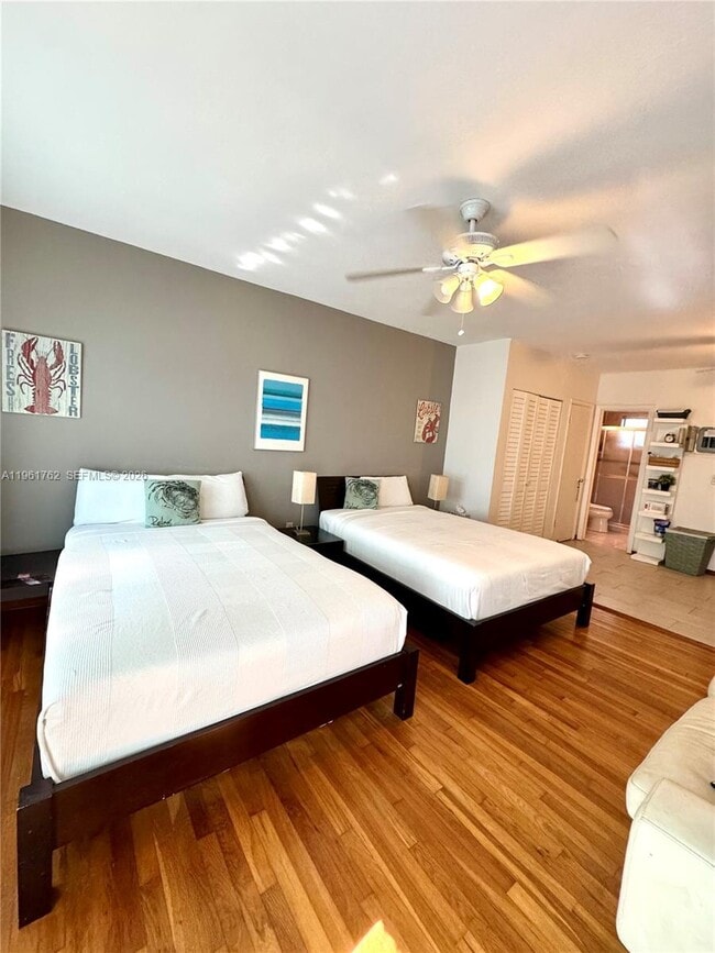 Building Photo - 401 Collins Ave Unit 10