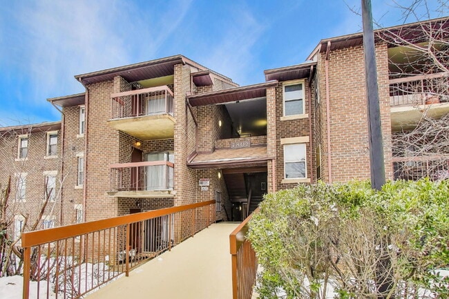 Building Photo - Spacious Updated Condo Available for Immediate Move-In Unit 201