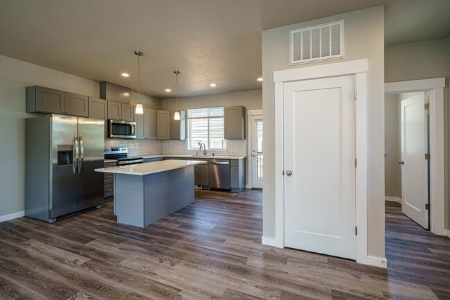 Photo - Move In Ready 3 Bedroom 2.5 Bathroom - Convenient Camas Location