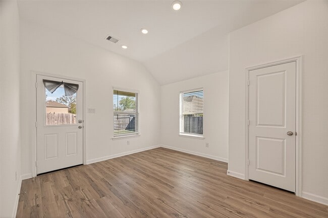 Photo - 1010 Schooner St