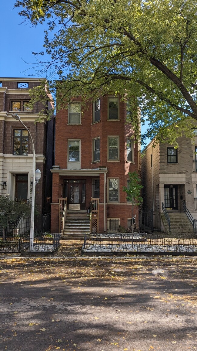 Main Building View from Street - 3733 N Greenview Ave Unit 3