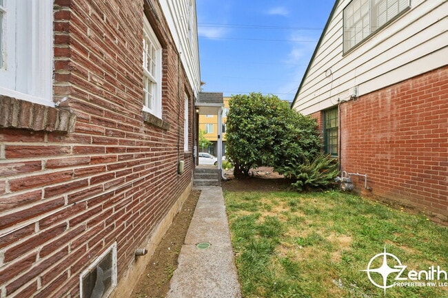 Photo - 404 E 17th St Unidad A