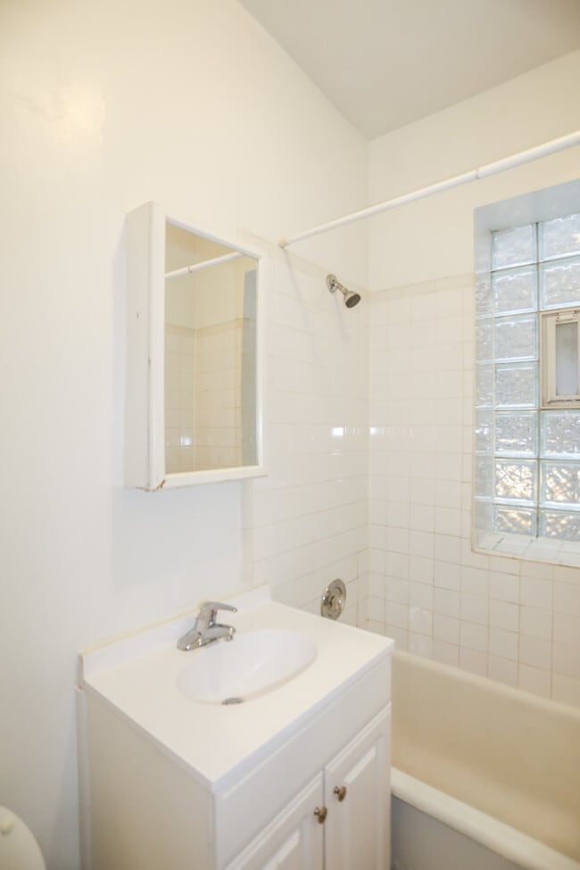 Photo - 6916 N Lakewood Ave Unit 412