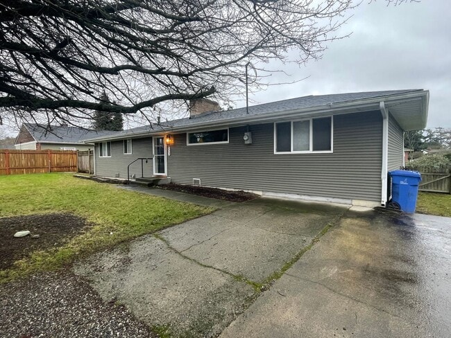 Building Photo - Fantastic 3 Bedroom Home with Spacious Yard! Small Pet Friendly!