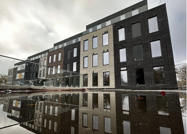 Building Photo - 325 University Ave W