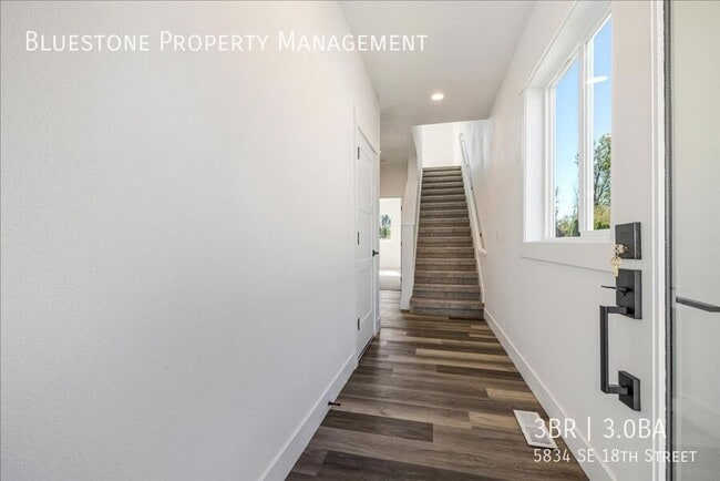 Photo - 5834 SE 18th St