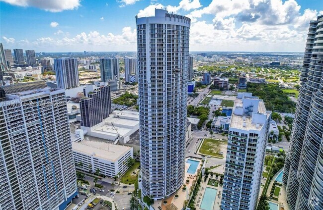Building Photo - 1750 N Bayshore Dr Unit 2211 Rental