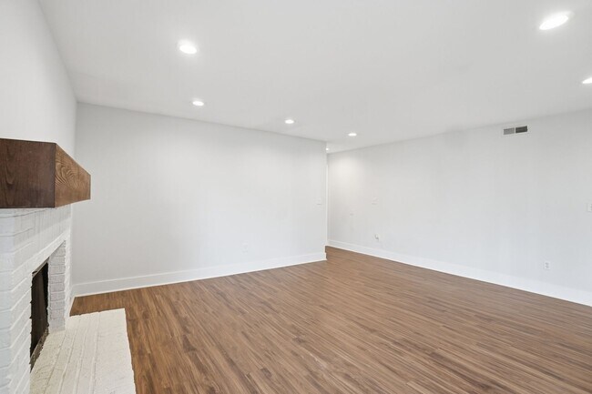 Photo - Beautifully Updated Condo with High-End Finishes Throughout