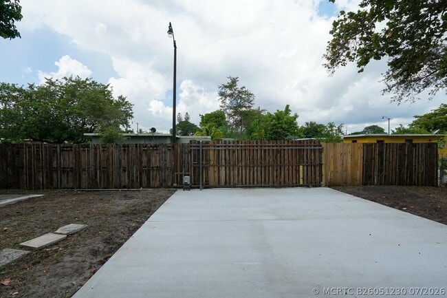 Photo - 661 NW 23rd Terrace